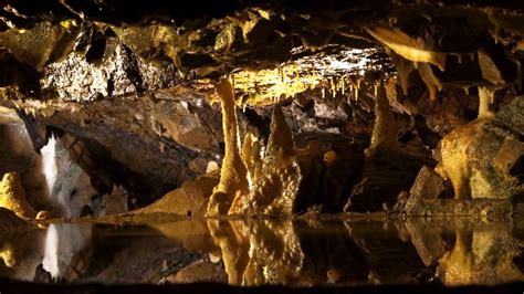 ¿Buscas un viaje único a través del tiempo? ¡Descubre la majestuosidad de las Cuevas Cheddar en Somerset!