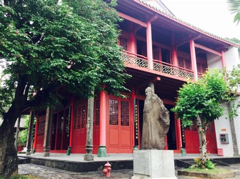 ¡Sumérgete en la Historia con el Templo de Wuciqiao! Un Oasis Tranquilo para Reflexionar en Haikou