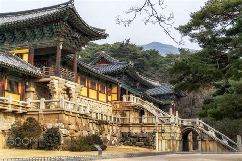 ¡Explora la majestuosidad ancestral del Templo Bulguksa en Gyeongju!