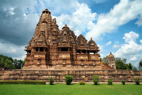 ¡Explora la majestuosidad histórica del Templo Khajuraho en Madhya Pradesh!