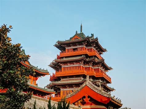 ¡Sumérgete en la Historia y la Belleza con el Templo de la Paz en Kaifeng!