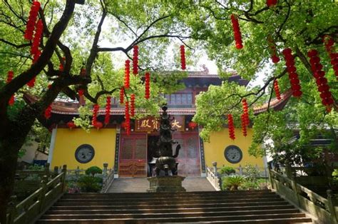 ¡Sumérgete en la Historia y la Naturaleza en el Templo de Tianzhu! Edificación milenaria rodeada por un paisaje impresionante.