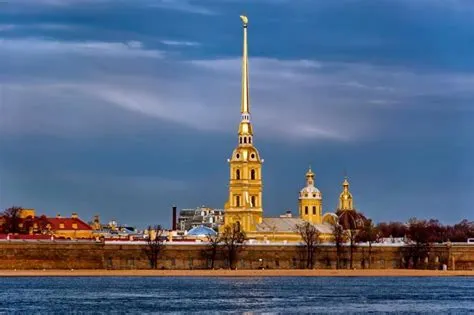 ¡Sumérgete en la historia con la Fortaleza de Peter y Paul! Una joya arquitectónica y centro espiritual de San Petersburgo