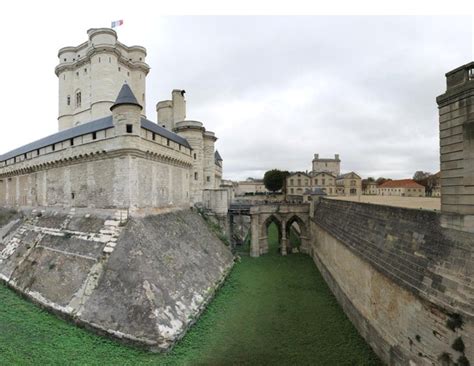 ¡Sumérgete en la historia medieval con el Castillo de Vincennes! Una fortaleza imponente que te transportará a otra época