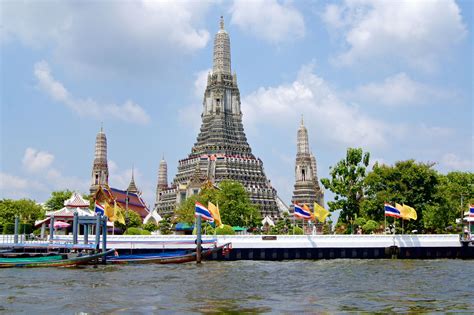 ¡Sumérgete en la magia de Wat Arun: un templo resplandeciente a orillas del río Chao Phraya!