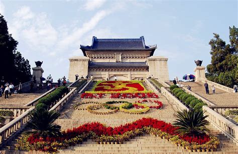 ¡El Mausoleo de Dr. Sun Yat-sen: Un monumento majestuoso y un oasis de paz en Nanjing!