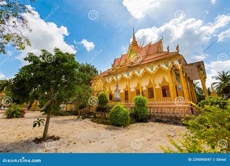 ¿Sabías que en la ciudad de Xam Nao puedes explorar un antiguo templo con vistas impresionantes al río Mekong?