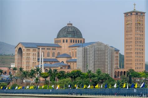 ¡Explora la majestuosidad arquitectónica y espiritual del Santuario Nacional de Aparecida en Oliveira!