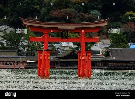 ¡El Santuario Itsukushima, un paraíso flotante de puertas rojas y leyendas ancestrales!